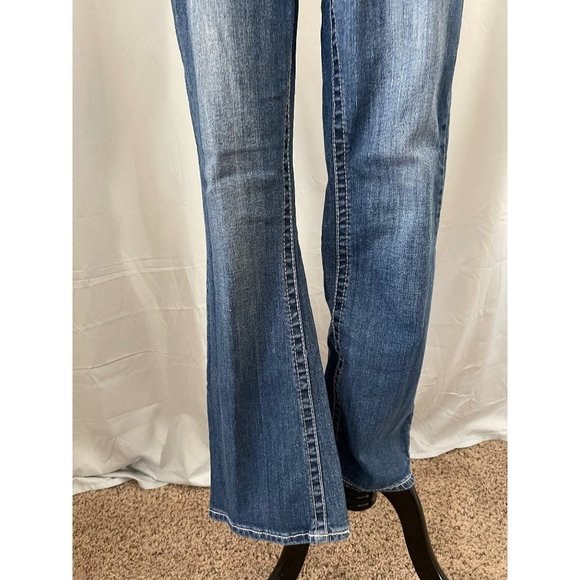 Maurices Medium Wash Mid-Rise Curvy Boot Cut Fit Jeans - Picture 3 of 12